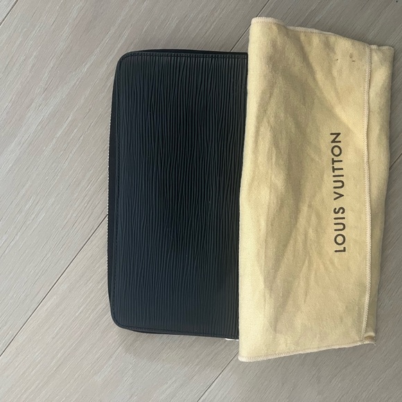 Louis Vuitton Wallet - Picture 2 of 2